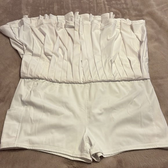 White Pleated VineyardVines Tennis/Golf Skirt with Built in Shorts with Pockets - Picture 3 of 4